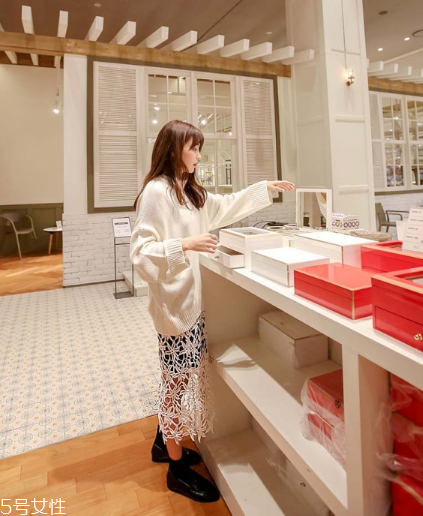 蕾絲長(zhǎng)裙配什么上衣？?jī)?yōu)雅氣質(zhì)小女人