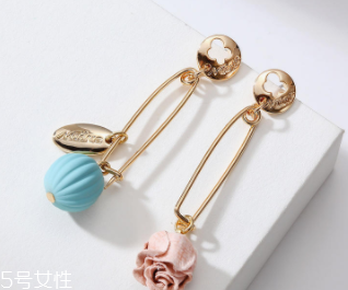 方臉戴什么帽子好看？戴上這三件你臉就不方了