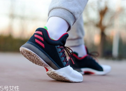 運(yùn)動(dòng)鞋網(wǎng)面發(fā)黃怎么辦？用牙膏輕松解決