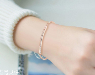 2018情人節(jié)戴什么東西好看？用精巧飾品讓他向你靠近