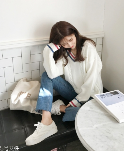 毛衣搭配牛仔褲好看嗎？打造春日慵懶范兒