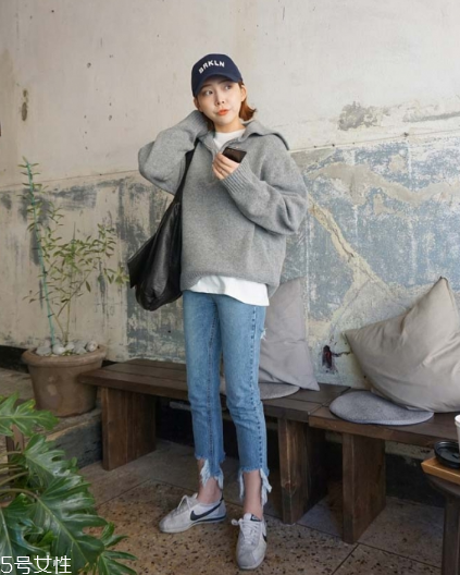 毛衣搭配牛仔褲好看嗎？打造春日慵懶范兒
