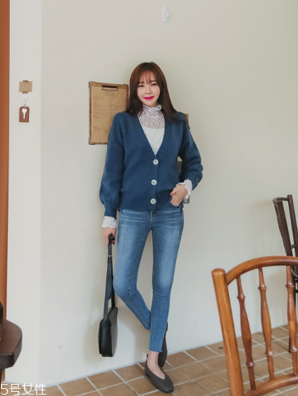 毛衣搭配牛仔褲好看嗎？打造春日慵懶范兒