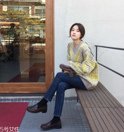 毛衣搭配牛仔褲好看嗎？打造春日慵懶范兒