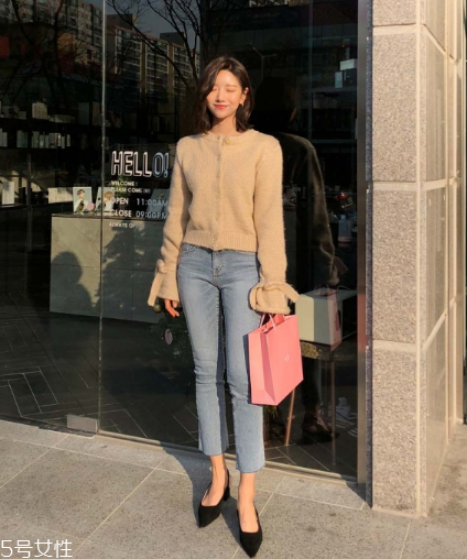 毛衣搭配牛仔褲好看嗎？打造春日慵懶范兒