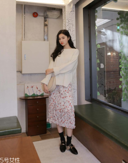 碎花長裙搭配什么上衣？復古或優(yōu)雅隨意切換