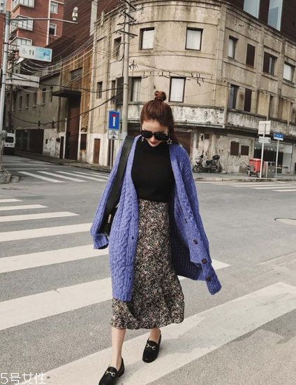 碎花長裙搭配什么上衣？復古或優(yōu)雅隨意切換