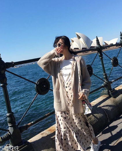 碎花長裙搭配什么上衣？復古或優(yōu)雅隨意切換