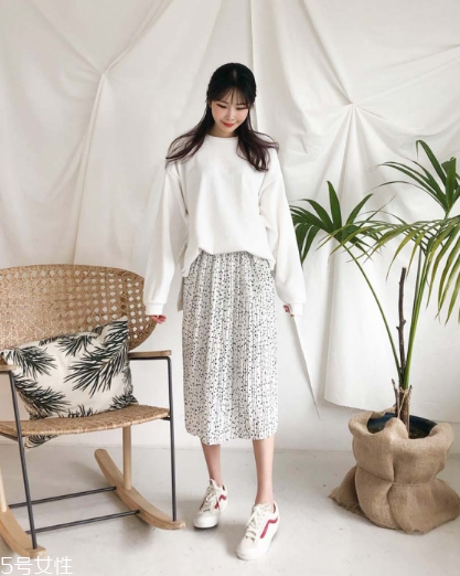 碎花長裙搭配什么上衣？復古或優(yōu)雅隨意切換
