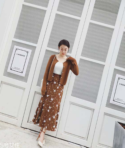 碎花長裙搭配什么上衣？復古或優(yōu)雅隨意切換