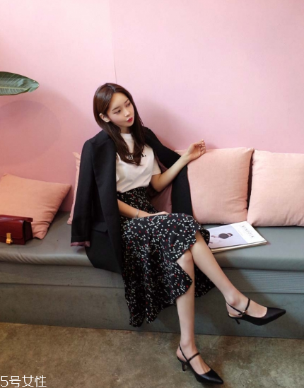 碎花長裙搭配什么上衣？復古或優(yōu)雅隨意切換