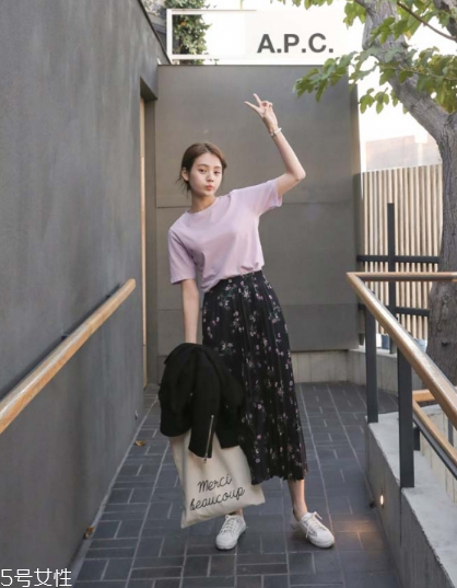 碎花長裙搭配什么上衣？復古或優(yōu)雅隨意切換