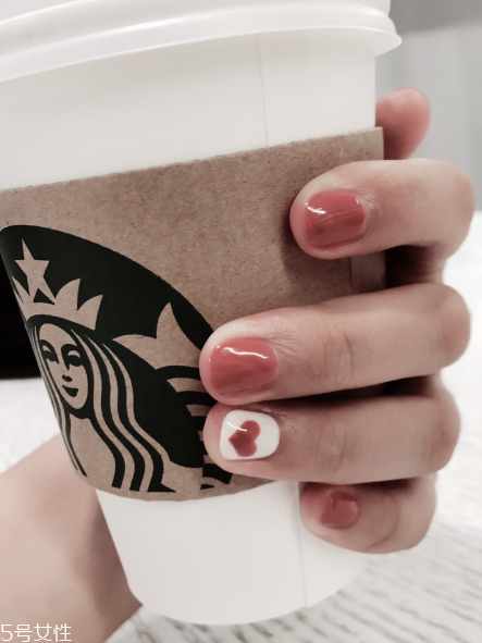 今年最流行的美甲款式 超顯手白的氣質可愛美甲 今年最流行的美甲款式 超顯手白的氣質可愛美甲