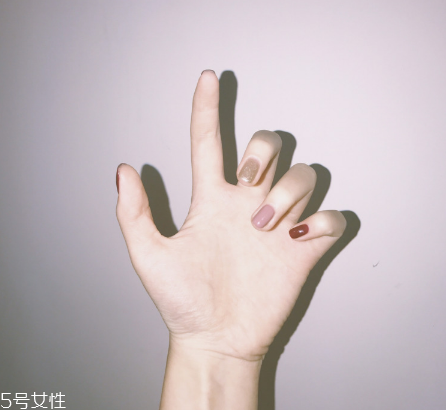 今年最流行的美甲款式 超顯手白的氣質可愛美甲 今年最流行的美甲款式 超顯手白的氣質可愛美甲