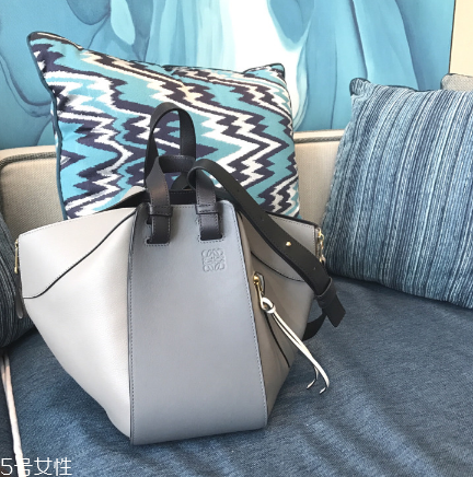 loewe和bv哪個(gè)檔次高？著名奢侈品牌間的對(duì)決