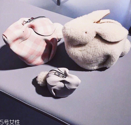 loewe和bv哪個(gè)檔次高？著名奢侈品牌間的對(duì)決