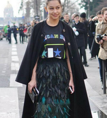 羽毛裙怎么搭配？浪漫飄逸造型首選