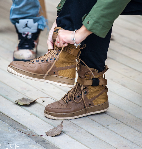 運(yùn)動(dòng)鞋適合開(kāi)車(chē)嗎？開(kāi)車(chē)人士的最佳選擇