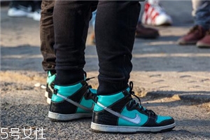 運動鞋適合穿什么襪子？棉質(zhì)襪子最好