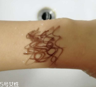 kiss me眼線筆怎么卸？卸妝水直接擦拭即可