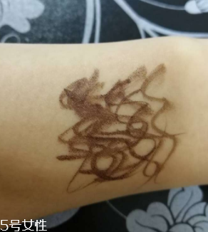 kiss me眼線筆怎么卸？卸妝水直接擦拭即可