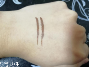 kiss me眼線筆怎么卸？卸妝水直接擦拭即可