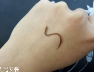 kiss me眼線筆怎么卸？卸妝水直接擦拭即可