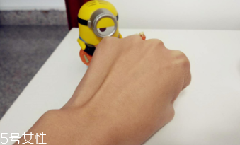 snail white蝸牛霜怎么打開？輕輕一按即有乳液滲出