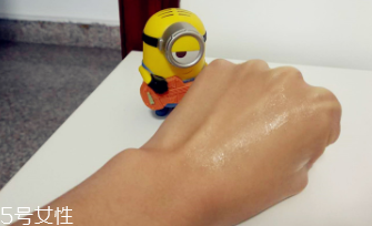 snail white蝸牛霜怎么打開？輕輕一按即有乳液滲出