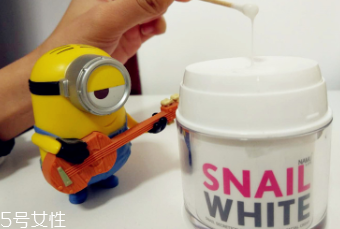snail white蝸牛霜怎么打開？輕輕一按即有乳液滲出