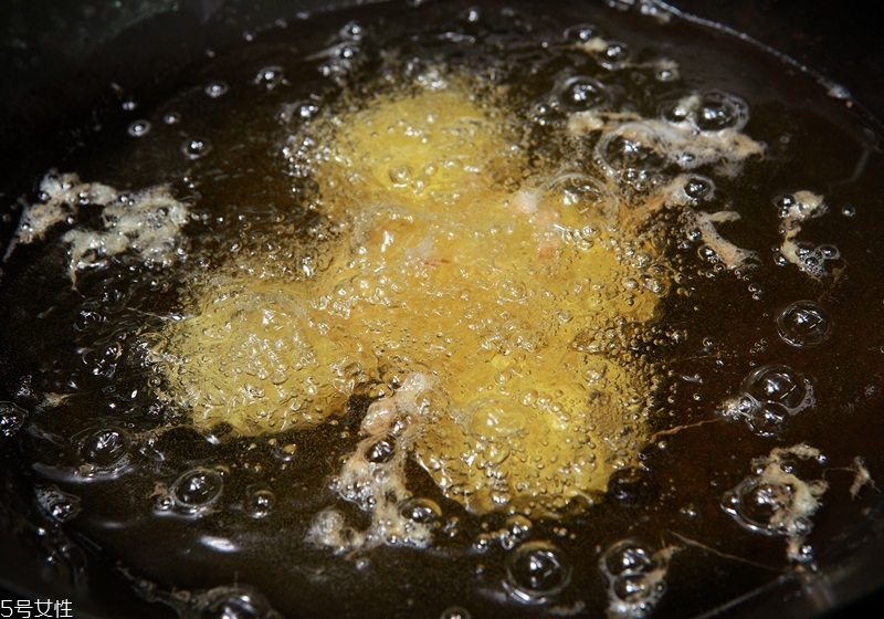 自制炸雞塊的做法 雞胸肉少油更健康 自制炸雞塊的做法 雞胸肉少油更健康