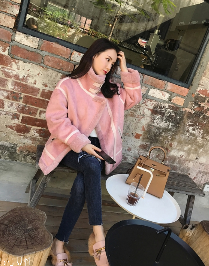 粉色外套怎么搭配？粉嫩少女系穿搭