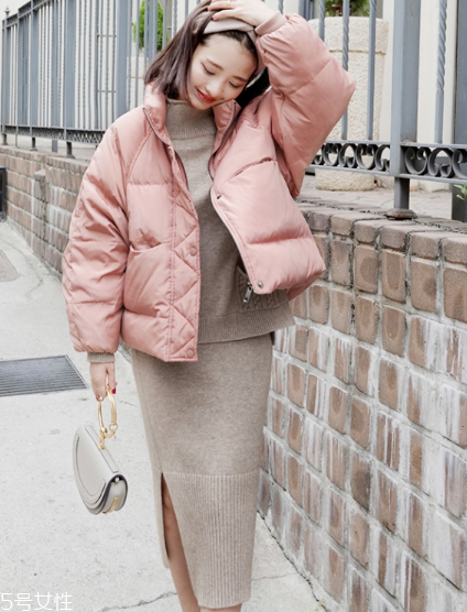 粉色外套怎么搭配？粉嫩少女系穿搭