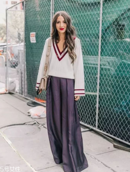 闊腿褲搭配什么毛衣？這個春天這樣穿