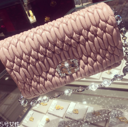 miumiu是幾線品牌？最具有少女心的時尚品牌