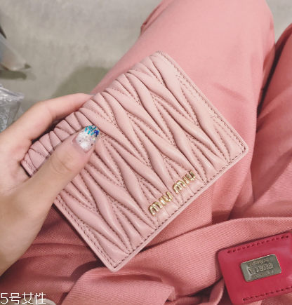 miumiu是什么旗下的？明星偏偏鐘愛它