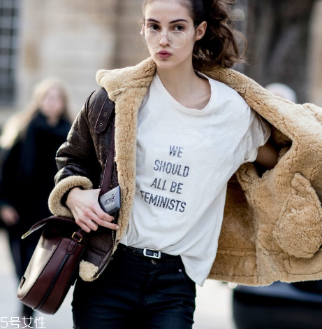 大衣搭配什么包包？小細(xì)節(jié)讓你脫穎而出