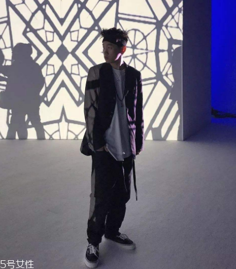 復(fù)古運(yùn)動風(fēng)怎么搭配？重回80年代潮流路線