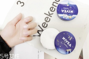 妮維雅小藍(lán)罐正確用法 能補(bǔ)水也能卸妝 妮維雅小藍(lán)罐正確用法 能補(bǔ)水也能卸妝