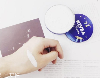 妮維雅小藍(lán)罐正確用法 能補(bǔ)水也能卸妝 妮維雅小藍(lán)罐正確用法 能補(bǔ)水也能卸妝