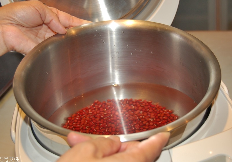 煮紅豆湯紅豆提前泡多久 4種鍋煮出4種口感 煮紅豆湯紅豆提前泡多久 4種鍋煮出4種口感
