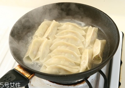 鍋貼怎么做才香脆好吃 外皮酥脆內(nèi)餡爆汁 鍋貼怎么做才香脆好吃 外皮酥脆內(nèi)餡爆汁