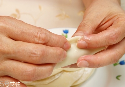 鍋貼怎么做才香脆好吃 外皮酥脆內(nèi)餡爆汁 鍋貼怎么做才香脆好吃 外皮酥脆內(nèi)餡爆汁