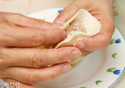 鍋貼怎么做才香脆好吃 外皮酥脆內(nèi)餡爆汁 鍋貼怎么做才香脆好吃 外皮酥脆內(nèi)餡爆汁