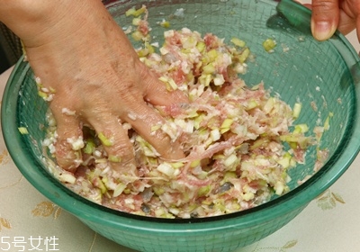 鍋貼怎么做才香脆好吃 外皮酥脆內(nèi)餡爆汁 鍋貼怎么做才香脆好吃 外皮酥脆內(nèi)餡爆汁