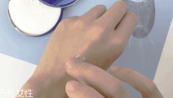 妮維雅小藍(lán)罐很油嗎？清爽不油膩