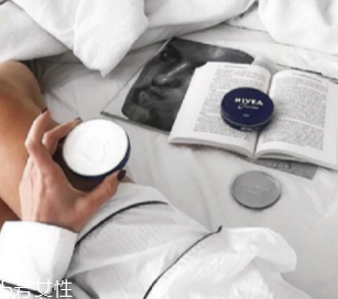 妮維雅小藍(lán)罐正確用法 能補(bǔ)水也能卸妝 妮維雅小藍(lán)罐正確用法 能補(bǔ)水也能卸妝