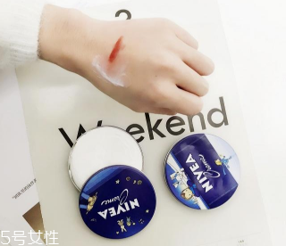 妮維雅小藍(lán)罐正確用法 能補(bǔ)水也能卸妝 妮維雅小藍(lán)罐正確用法 能補(bǔ)水也能卸妝