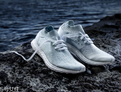 運動鞋夾腳怎么辦？巧妙利用濕報紙