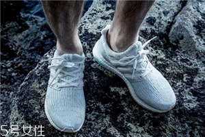 運動鞋夾腳怎么辦？巧妙利用濕報紙